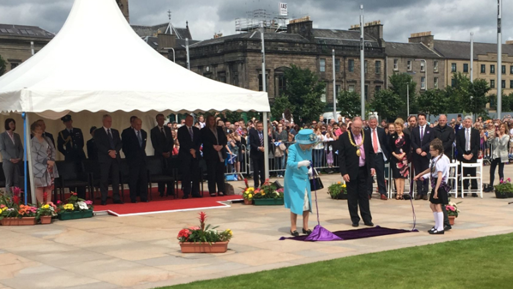 The Queen opens Tesco Bags of Help project in Dundee Scotland